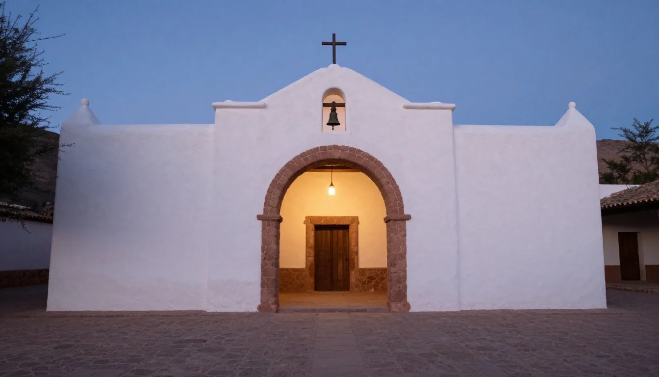 Capilla de adobe al atardecer en el Noroeste